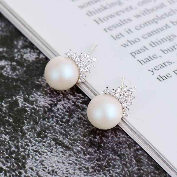 Picture of Fashion White Stud Earrings at Unbeatable Price