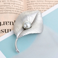 Picture of Inexpensive Zinc Alloy White Brooche with Worldwide Shipping
