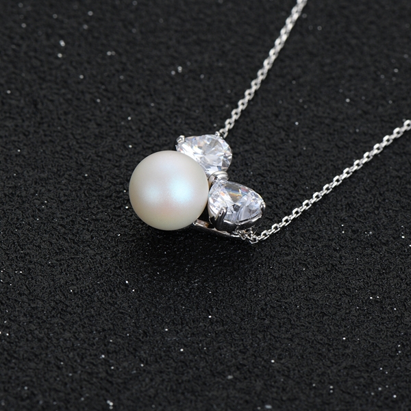 Picture of Fashion White Pendant Necklace with Beautiful Craftmanship