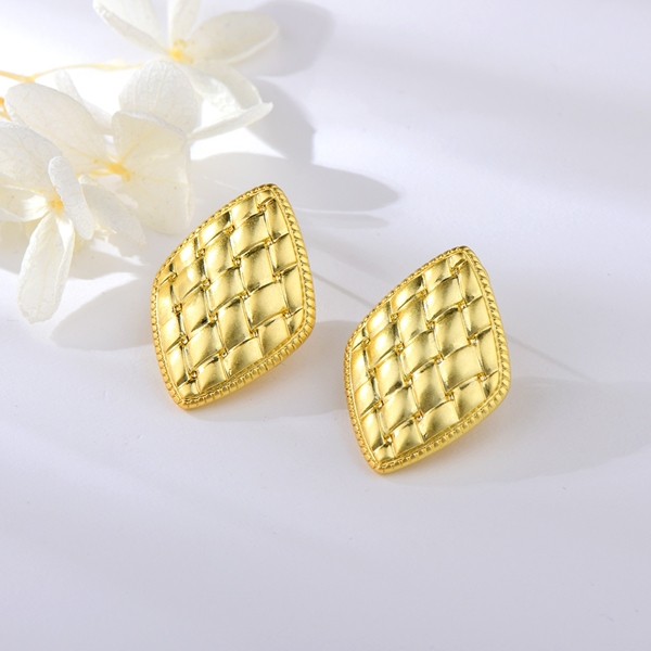 Picture of Distinctive Gold Plated Zinc Alloy Big Stud Earrings with Low MOQ