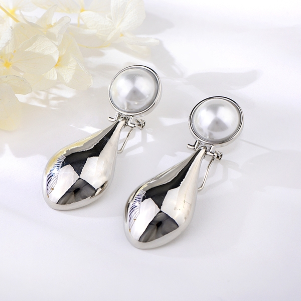 Picture of Purchase Platinum Plated Dubai Dangle Earrings Exclusive Online