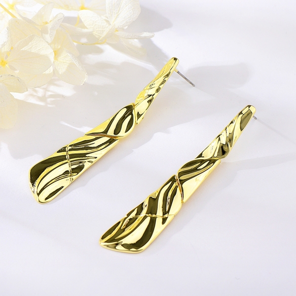 Picture of Zinc Alloy Gold Plated Dangle Earrings with Speedy Delivery