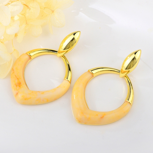 Picture of Wholesale Gold Plated Classic Dangle Earrings with No-Risk Return