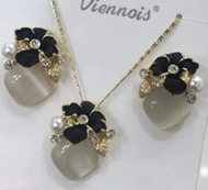 Picture of Attractive White Flowers & Plants 2 Piece Jewelry Set For Your Occasions